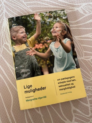 Lige muligheder, Margrethe Hjerrild, år 2016, 1 udgave, Lige muligheder bog sælges.

Der er tegnet m