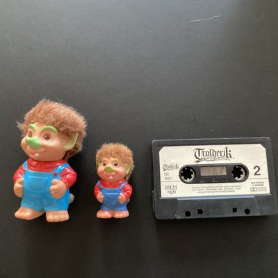 Samlefigurer, TROLDERIK, 2 små søde Trolderik figurer i hård plast med blødt plys hår - er fra 1990'