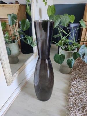 Gulvvase 82cm, En flot gulvvase uden skår eller ridser. Vasen kan afhentes i Holbæk Ringsted eller N