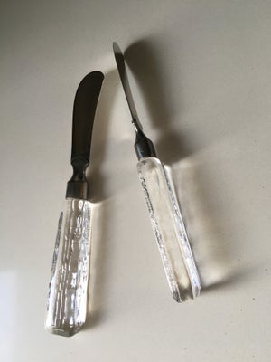 Bestik, 2 smørknive med skaft i krystalglas, Lindshammar, To smørknive fra svenske Lindshammar med s