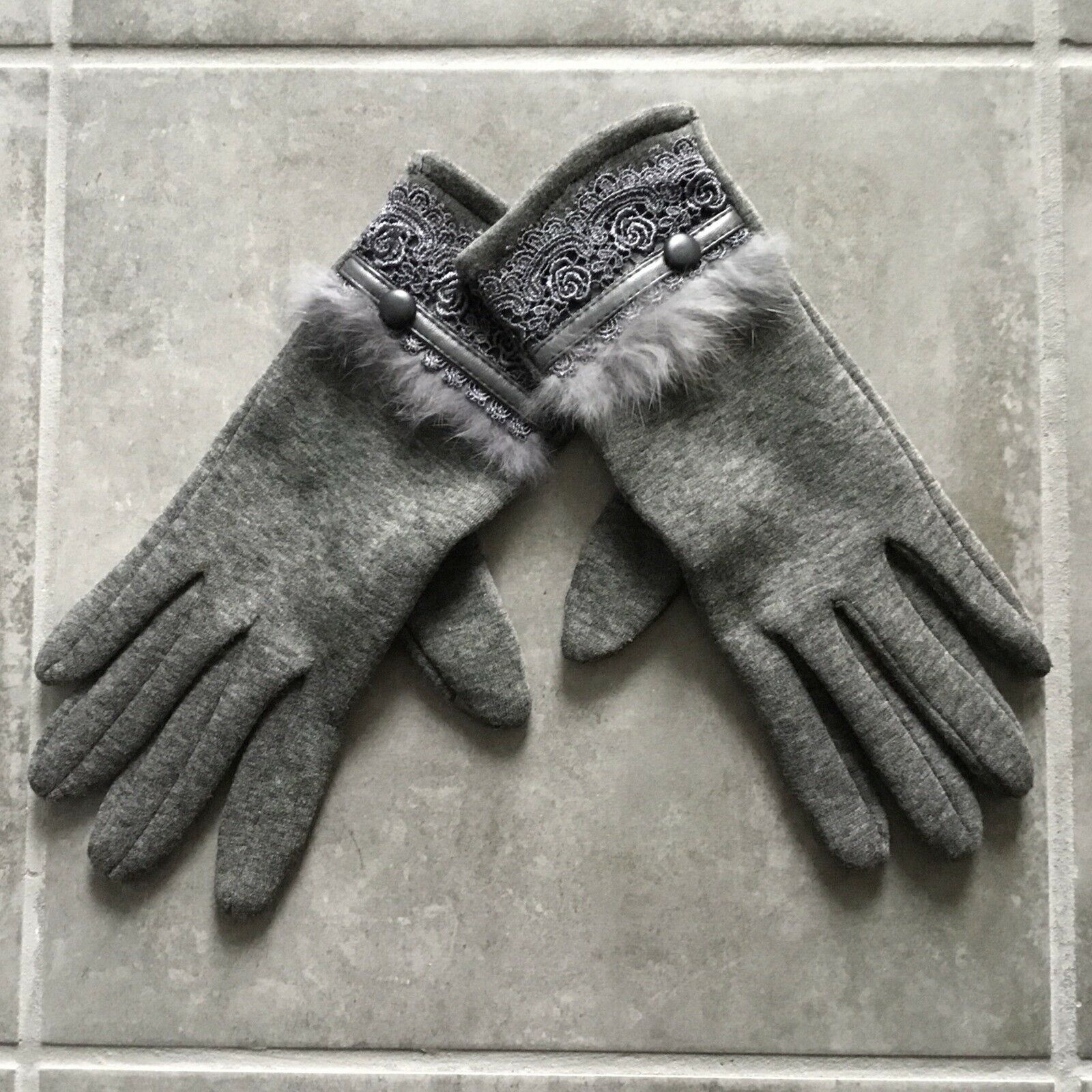 Handsker, Flotte mørkegrå handsker med pels broderi touch , Grå handsker med pels og broderi mm – dba.dk – Køb og af Nyt og Brugt