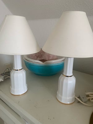 Lampe, 2 Søholm 1.sortering, 2 smukke hvide Søholm/Heiberg porcelæns bordlamper med guldkant og mess