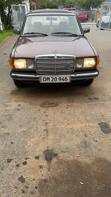 Mercedes 240, Diesel, 1984, km 245000, bordeauxmetal, 4-dørs, centrallås, service ok, servostyring, 