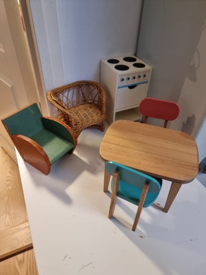 Dukkemøbler, Dukke møbler, Maileg møbler, + 2 stole i samme størrelse med små brugs spor