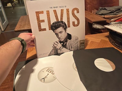 LP, Elvis Presley , The many faces of, Nm. Ny åbnet plade. Aldrig hørt. 

LIMITED hvid vinyl. 

2 LP