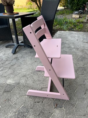 Højstol, Tripp Trapp, Fin nymalet Tripp Trapp højstol i Rosa/lyserød. Stolen er den gamle model. Der
