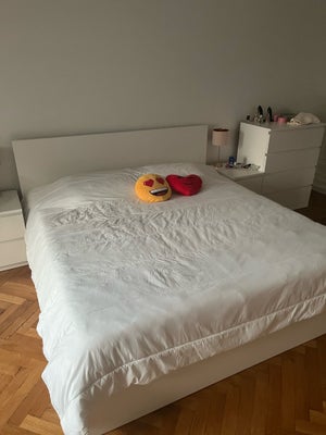 Continental, IKEA, b: 180 l: 200, IKEA MALM hvid seng, 1 år gammel. Den er meget rummelig og har god