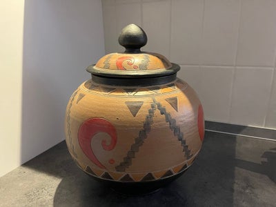 Keramik, Krukke, Stor krukke med låg, Højde 25 cm, diameter ca. 28 cm.
Desværre lidt i stykker i låg