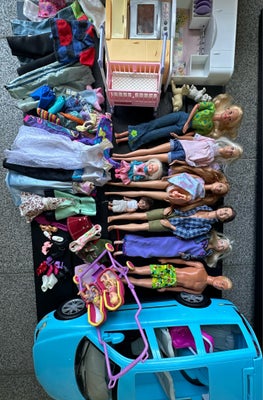 Barbie, Dukker, tøj, bil, køkken mm, En kasse med barbiedukker sælges samlet. 
Indeholder flere barb