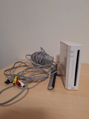 Nintendo Wii, God, Sælger standard Wii, som vist på billedet. Desuden medfølger 
- 4 kontrollere med