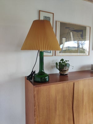 Anden bordlampe, Holmegaard, Holmegaard bordlampe i grønt glas.
Lampen er købt i 1975
Har stået i mi