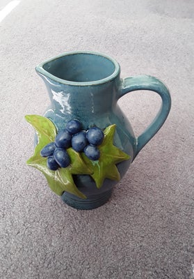 Keramik, Ruth Nielsen, motiv: Kande, Dekoreret keramik kande
19 cm høj og 17cm bred