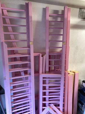 Køjeseng, Pink malet, b: 99 l: 209, Alm madrasser str. 90x200cm passer i.

Ikke samlet.

Malet lyser