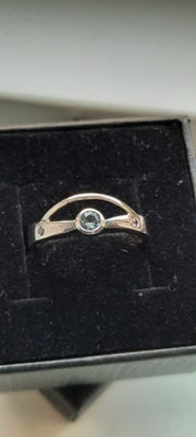 Ring, sølv, PSL, Smuk, feminin, kraftig og elegant ring udført i Sterlingsølv prydet med smuk klar b