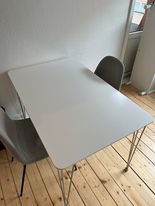 Spisebord, Træ, b: 76 l: 120, Hvidt spisebord sælges, bordet har lidt brugsmærker.
