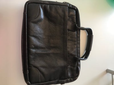 Computertaske, Royal Republique, Super lækker mørkebrun taske. 
Tykt blødt læder . 
Brugt og har lid