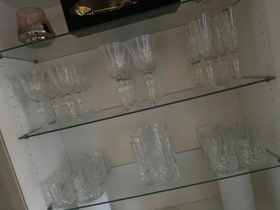 Glas, Lyngby glas, Lyngby, Sælger 6 rødvin, 6 hvidvin, 6 champagne, 6 høje vand, og 12 lave vandglas