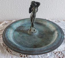 Bronze fad m kvinde., Smukt Bronze fad med nøgen kvinde i midte. Kan bruges til fuglehave bad og som