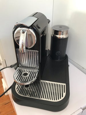 Nespresso, CitiZ med mælkeskummer, RESERVERET + 2 poser afkalkning.
Klassisk Nespresso CitiZ maskine