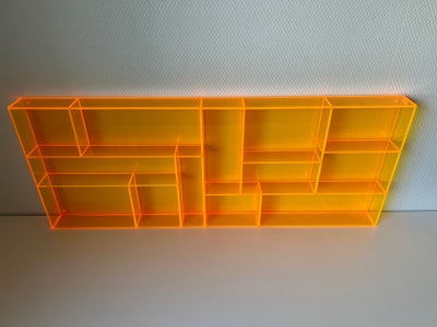 Sættekasse, Neon Living, Smart orange sættekasse i akryl. 
Str. 75x30x5 cm. 
Lige til at hænge op me