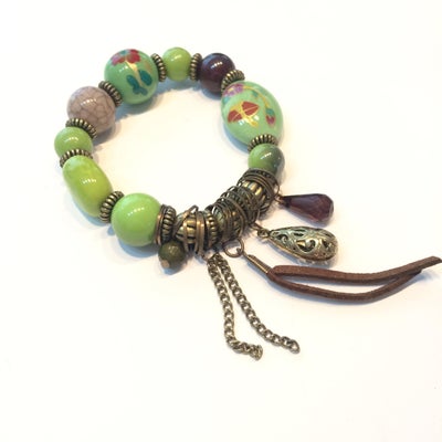 Armbånd, perler, Designer USA, Boho armbånd med grønne perler og forskellige charms på elastik.

Arm