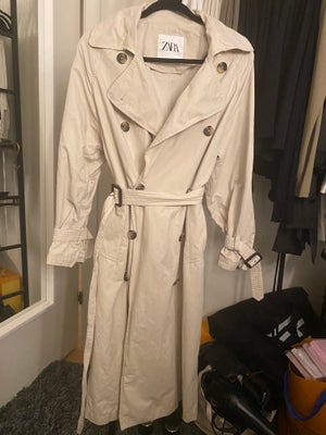 Trenchcoat, str. 36, Zara,  Hvid/beige, Rigtig fin frakke fra Zara. Farven er hvid/beige.
Jeg gav 1.