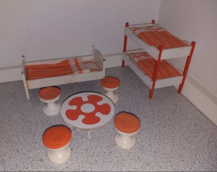 Dukkehus-møbler, Lundbys ikoniske orange sengetøj