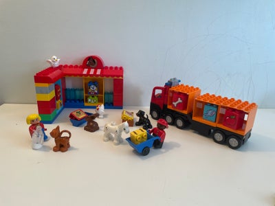 Lego Duplo, Lastbilen kommer med varer til dyrehandlen. Her er det fodringstid. En mand kommer med h