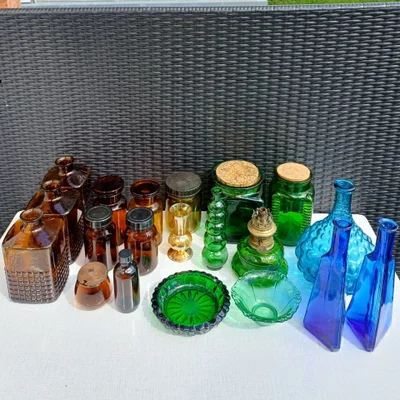 Glas, Farvet glas. Forskellige forme og farver., Retro, Farvede glas.

Priser mellem 25-75kr.
Kom ge