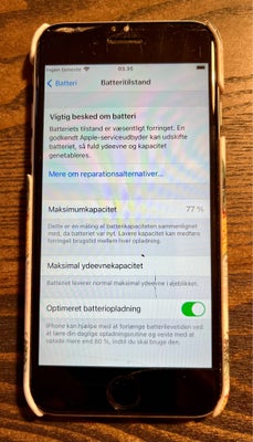 iPhone 6S, 64 GB, Rimelig, Batteri på 77%.

Ridser og skrammer øverst ved kanten, kan ses på foto.

