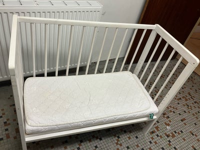 Babyseng, Babytrold bedside og babyseng, b: 45 l: 95, Babytrold babyseng og bedside, hvidmalet. Sælg