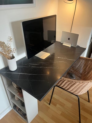 Skrive-/computerbord, b: 119 d: 59, Skrivebord i marmor. Marmorplade er en klinke ovenpå en MDF-plad