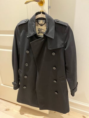 Trenchcoat, str. 34, Burberry,  Sort,  Næsten som ny, Jeg sælger min super flotte Burberry trenchcoa