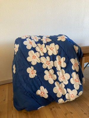 Andet tæppe, Bomuld, b: 140 l: 190, Retro vattæppe, blåt med hvide blomster. God tykkelse på tæppet.