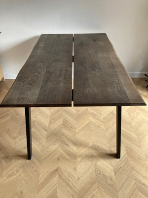 Spisebord, b: 95 l: 160, True spisebord fra Ilva, mørkt egetræ (olieret). Bordet måler 160 cm x 95 c