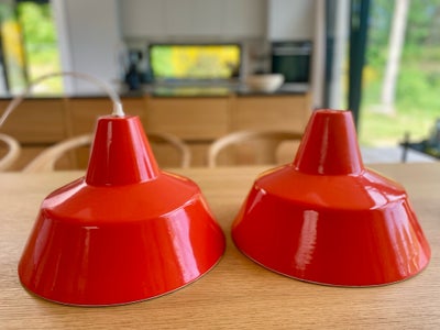 Louis Poulsen, loftslampe, To originale Værkstedslamper i orange. 
Designet af Axel Wedel-Madsen i 1