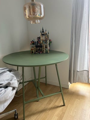 Spisebord, Træ, Smukt grønt lille bord.
Bordplade og ben er spraymalet.
Små brugsspor.

Mål
Diameter