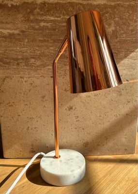 Lampe, Virkelig fin bordlampe med marmor fod. Står som ny. 
Mål: 
H: 40 cm
B: 13 cm

Kan sendes elle