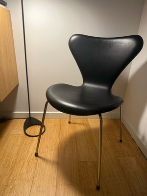 Arne Jacobsen, 7’er, Stol sort læder, Hej, jeg sælger min sorte 7’er stol i sort læder med fast ryg.