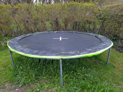 Trampolin, Ældre trampolin, som stadig er i fin stand.
300 cm i diameter og kantpude er blevet udski
