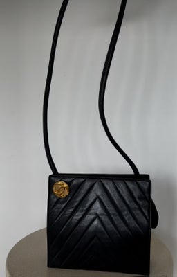 Crossbody, Chanel, læder, Smuk chanel-vintagemodel.
Er i meget fin stand udenpå, en smule slid inden