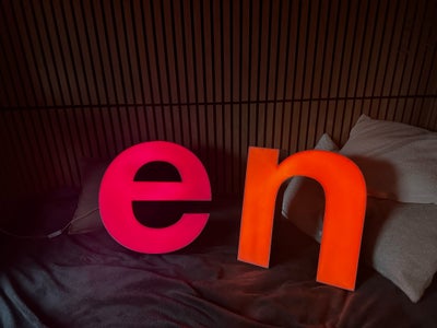 Lampe, Gamle bogstaver N+E med fjernbetjent farvet led.
N’et har en lille ubetydelig flænge i samlin