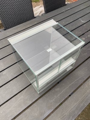 Terrarium, b: 30 d: 25 h: 25, Glas terrarie med skydeglas. Udluftning i front, top og bagbeklædning
