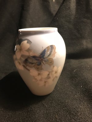 Porcelæn, Vase, Royal copenhagen, Fin vase med blå himmel blomster og en sommerfugl den er i perfekt