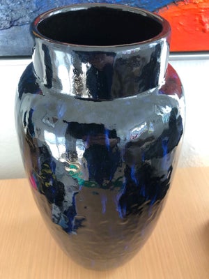 Keramik, Gulvvase , West Germany, Smuk mørkeblå West Germany gulvvase.
Vasen måler 38 cm.
Fremstår u