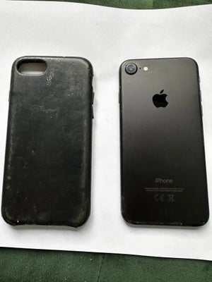 iPhone 7, 128 GB, sort, God, Fin stand uden skrammer og store ridser - lidt brugsspor, men minimalt.