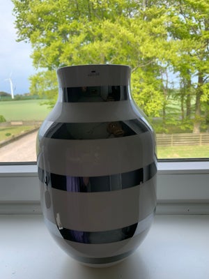 Porcelæn, Vase, Kahler, Kahler omaggio vase med sølv striber 

Aldrig brugt. Dog et lille flig i kan