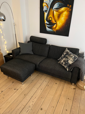 Sofa, 2 pers., 2 personers sofa i mørkegrå inkl. puf og hovedstøtte.
Perfekt til en lille lejlighed 