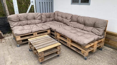 Loungesæt, Pallesofa , Træ, Loungesæt på bestående af sofa og bord lavet af europaller. Hele sættet 