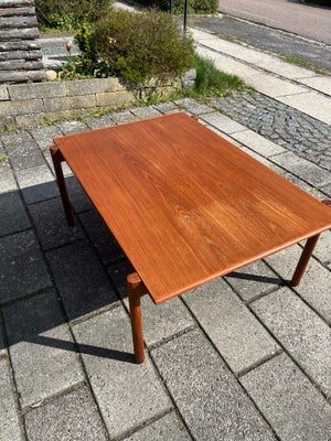 Sofabord, Dansk snedkermester , teaktræ, b: 80 l: 120 h: 50, Pænt og velholdt sofabord med lette bru
